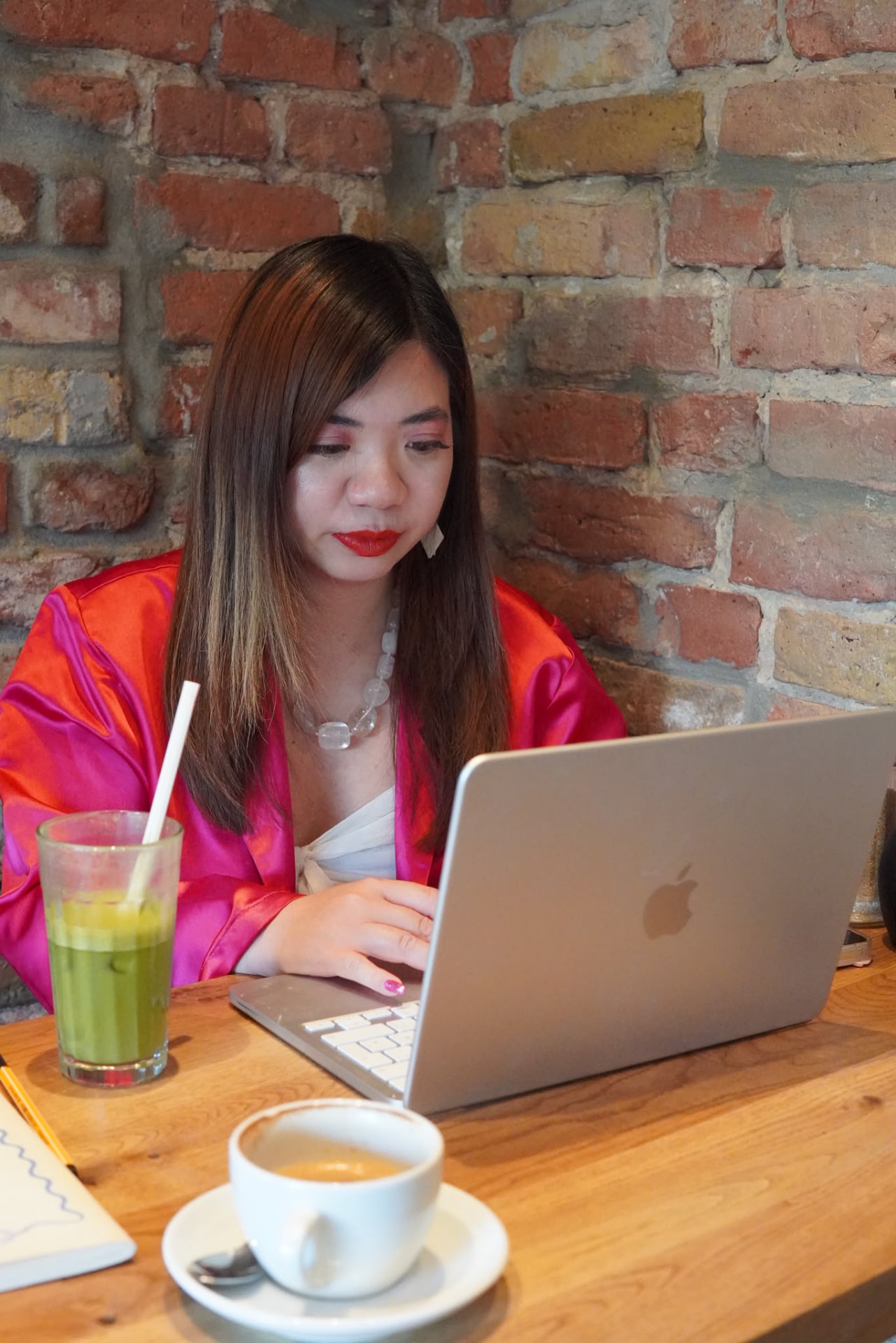 Bao Ngoc Cao arbeitet am Laptop im Café