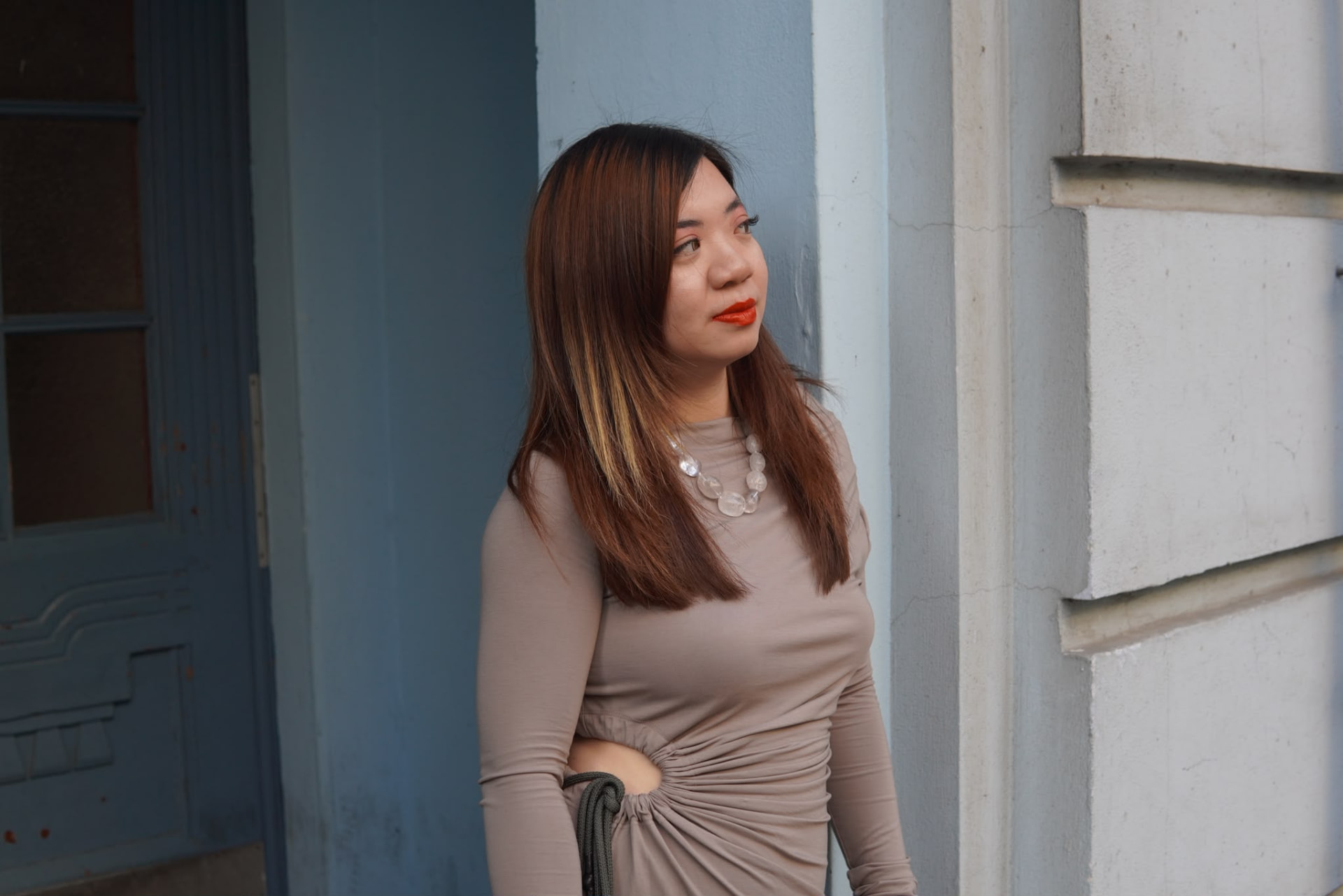 Bao Ngoc Cao an einer blauen Hauswand